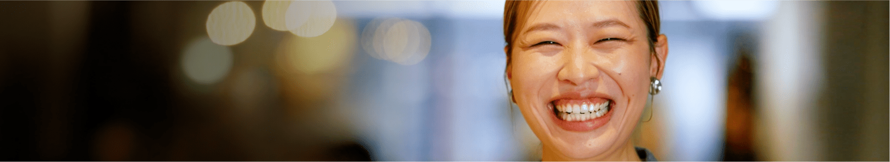 明るく笑う女性社員のクローズアップ写真
